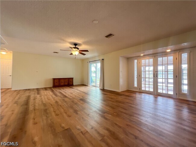 Foto del edificio - 4305 Island Cir