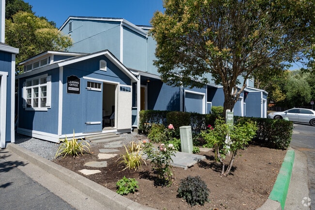 Building Photo - Walkham Townhomes