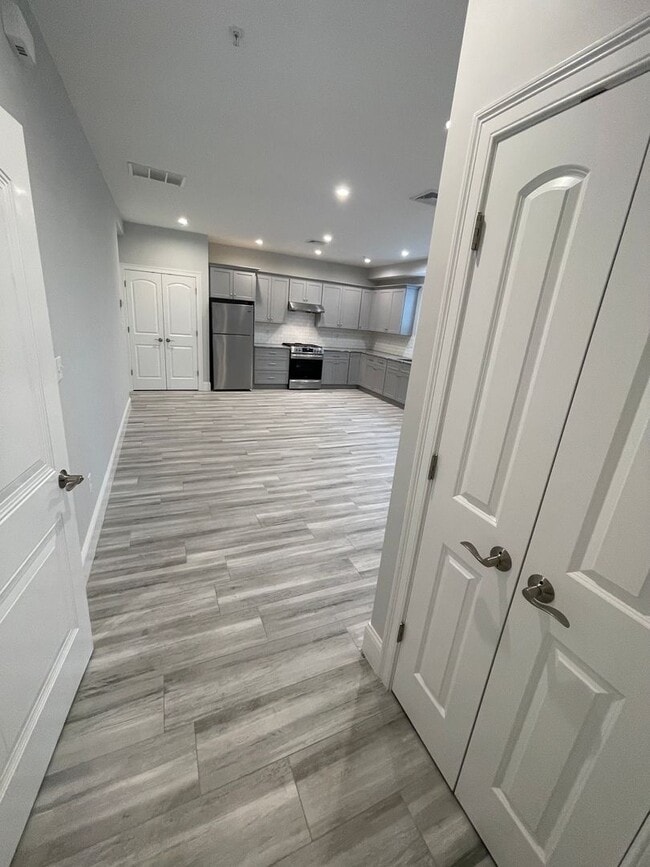 Building Photo - All new modern one bedroom with parking