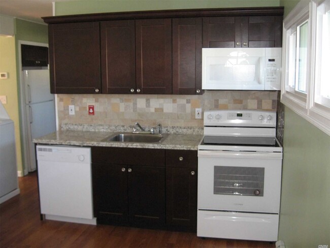 Building Photo - 18 Dock Ln