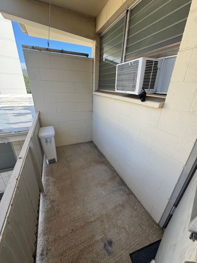 Foto del edificio - 2 Bed 1 Bath with 1 reserved parking in Moiliili