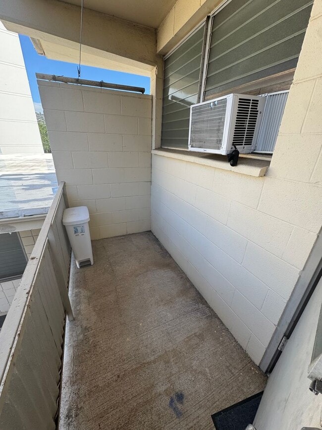 Building Photo - 2 Bed 1 Bath with 21 reserved parking in Moiliili