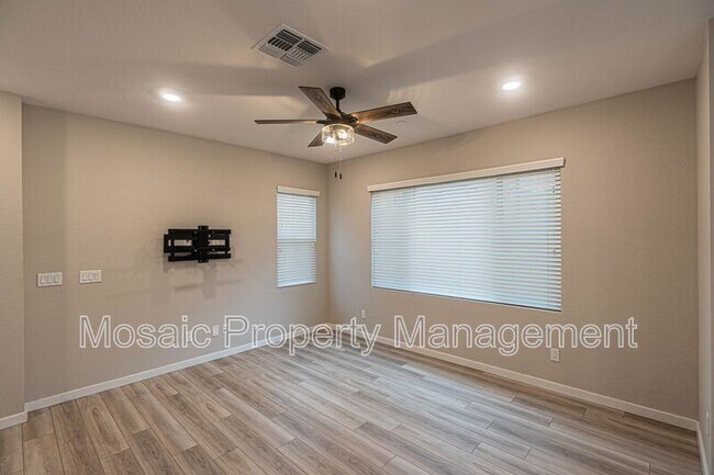 Foto del edificio - 678 E Furness Dr