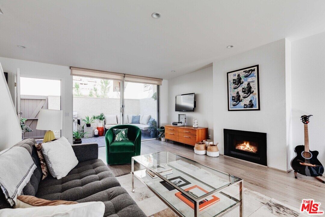 Primary Photo - 960 N San Vicente Blvd