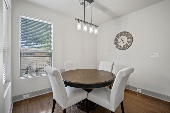 Foto del edificio - Stunning Townhome in Coves at Columbian Club