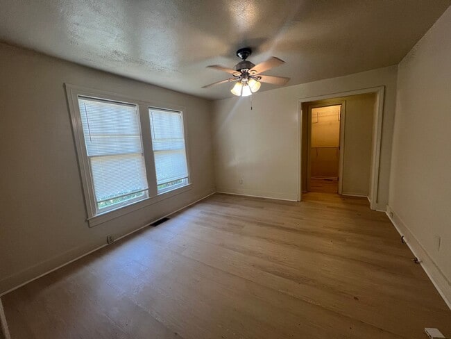 Foto del edificio - 4 bedroom 4 bathroom off Veterans Memorial...