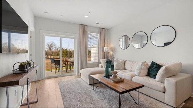 Foto del edificio - This well-maintained 3-bedroom, 3-bath hom...
