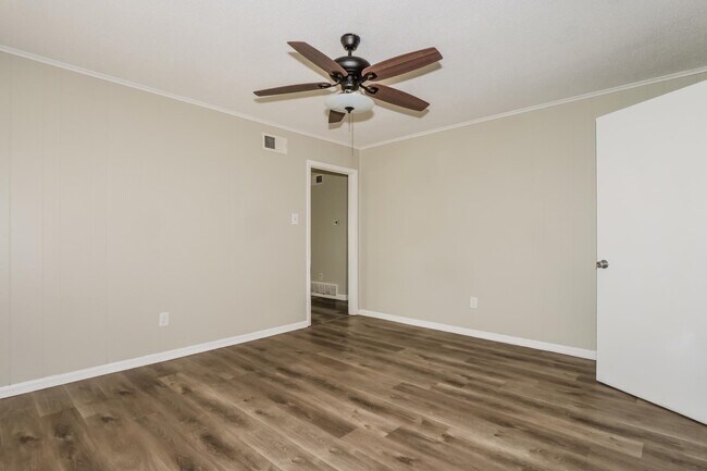 Foto del edificio - 5120 Breckenwood Dr
