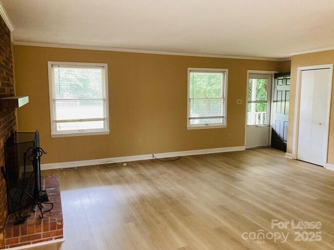 Building Photo - 21640 Colina Dr