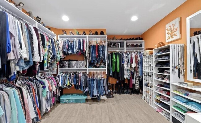 Building Photo - 137 James Ave