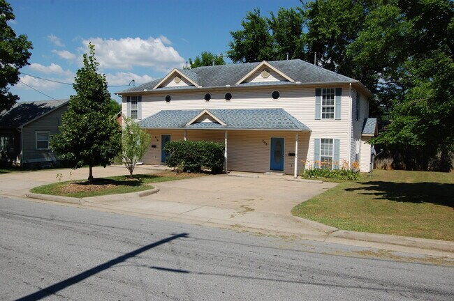 Foto del edificio - Large Duplex in the Heart of Fayetteville!