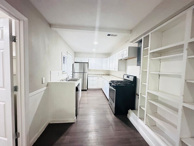 Building Photo - 10806 Lazy Oaks Dr