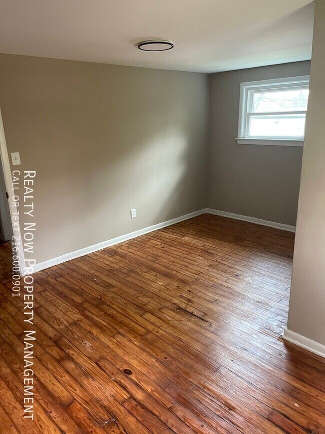 Building Photo - 4 bedroom / 1 bath single family home