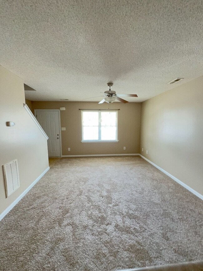 Building Photo - Nice 2 Bedroom, 2.5 Bath Townhome - 5011 G...