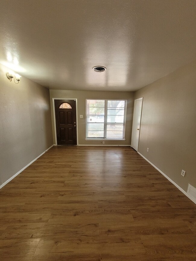 Building Photo - 4 bed 1.5 bath move in ready