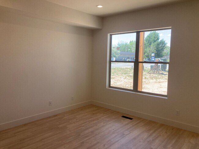 Building Photo - 3 Bedroom, 2  Bath Duplex with Fenced Yard...