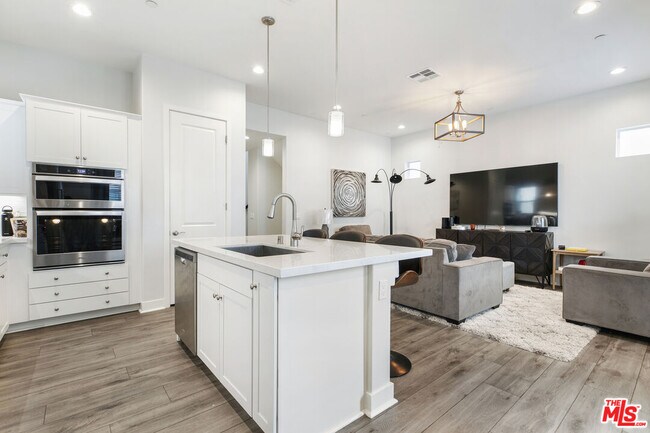 Building Photo - 660 Daniel Freeman Cir