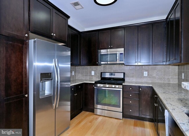 Foto del edificio - This impeccable 2-bedroom, 2-full bathroom condo is located in the sought-after, super-convenient...