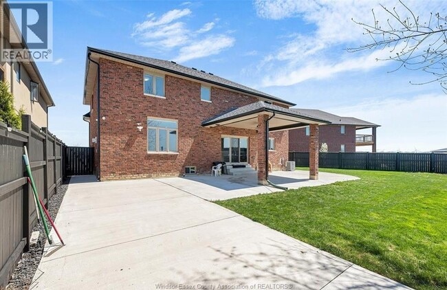 Building Photo - 1099 Vincent Cres