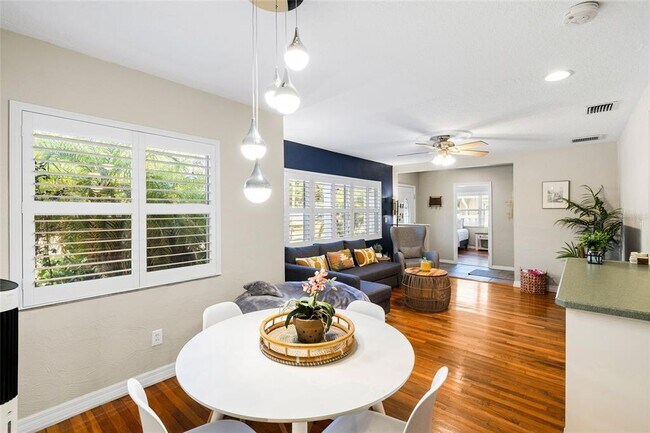 Building Photo - 304 N Matanzas Ave
