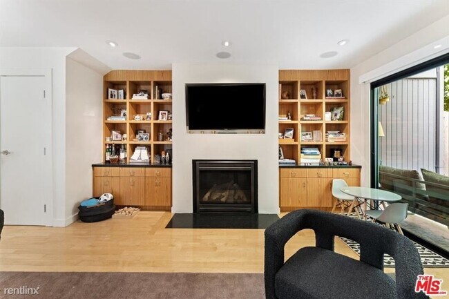 Building Photo - 2 br, 2 bath Condo - 880 Hilldale Ave Apt 10
