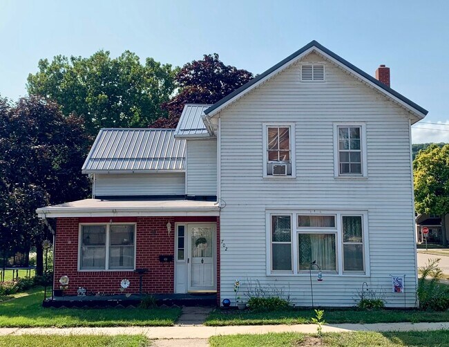 Casa - Vista frontal 2025 - 702 S 1st St