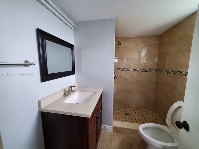 Foto del edificio - 8280 Sunrise Lakes Blvd