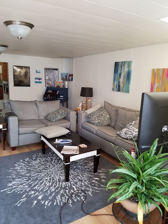 Living Room - 1218 W Columbia Ave