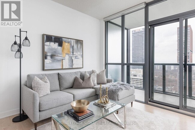 Building Photo - 110 Charles St E