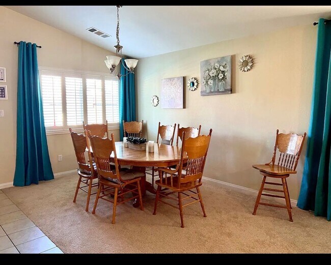 Foto del edificio - Super Great Deal on this fully furnished 4 BD 2 BA house with a Pool and Solar