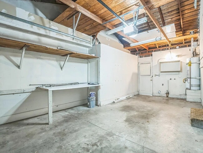 Building Photo - This is a charming 2 bedroom, 1 bathroom, 1 car garage duplex