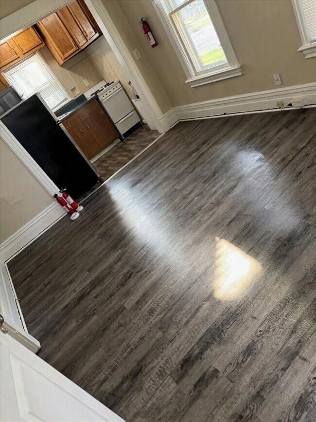 Living room - 529 McCourtie St