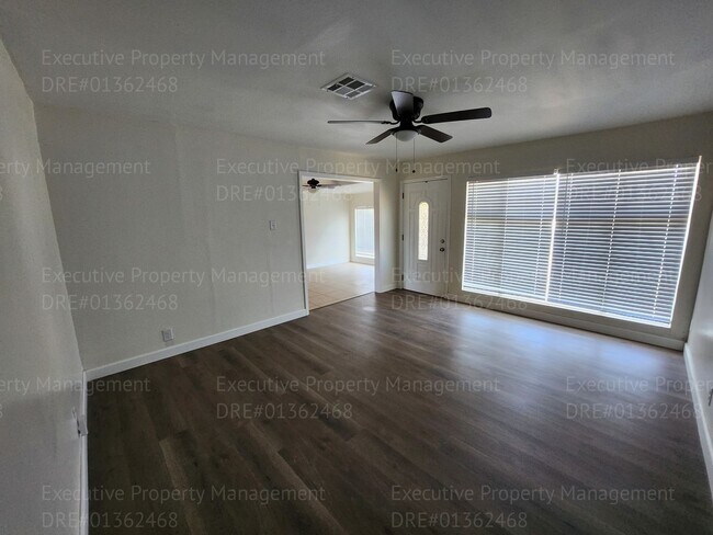 Foto del edificio - 3 bedroom 1 bathroom near Oswell St/ Virginia Ave