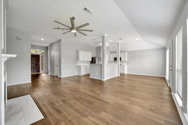 Foto del edificio - 3915 Summerfield Dr