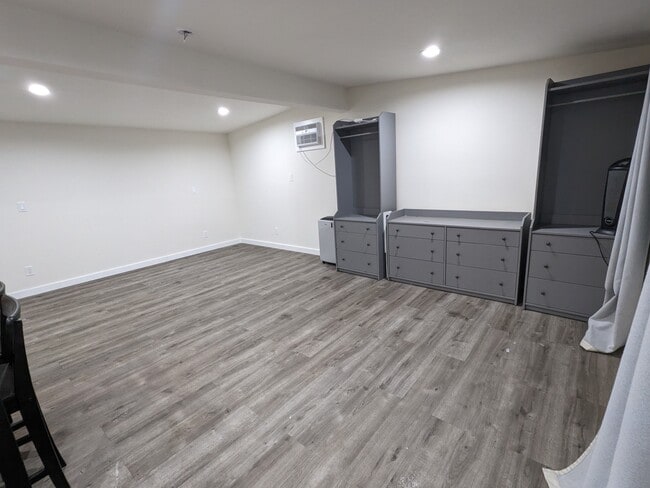 Building Photo - 728 Stepney Pl