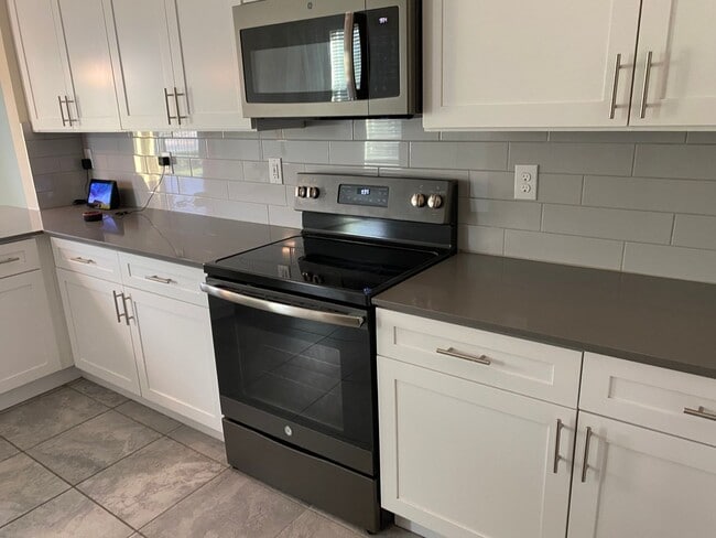 Building Photo - GATED 3 BR/2.5 TOWNHOUSE
