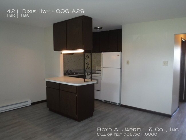 Building Photo - Quiet one bedroom, immediate occupancy