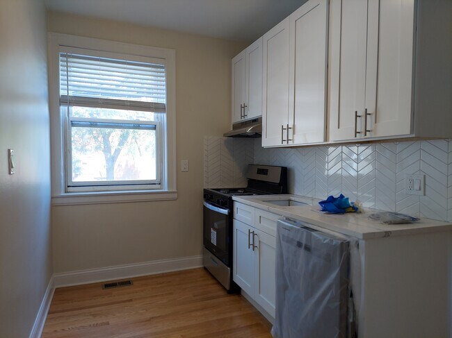 Building Photo - 4857 N Paulina St