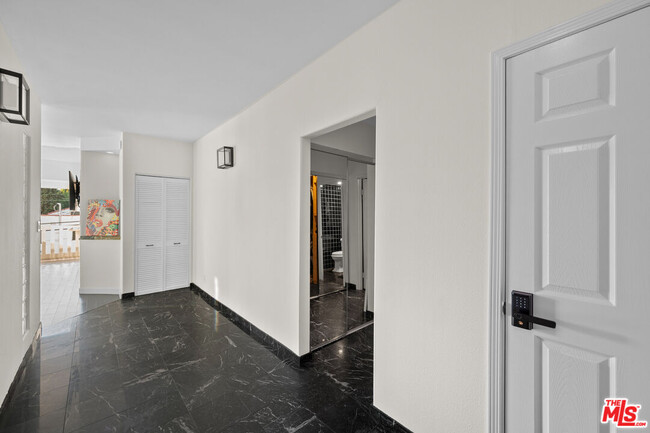Building Photo - 999 N Doheny Dr