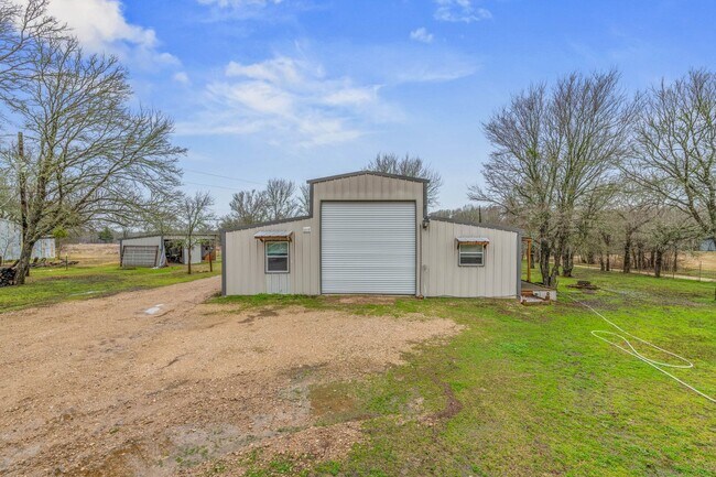 Building Photo - 3.1 Acres Available NOW!! 2 Living Spaces ...