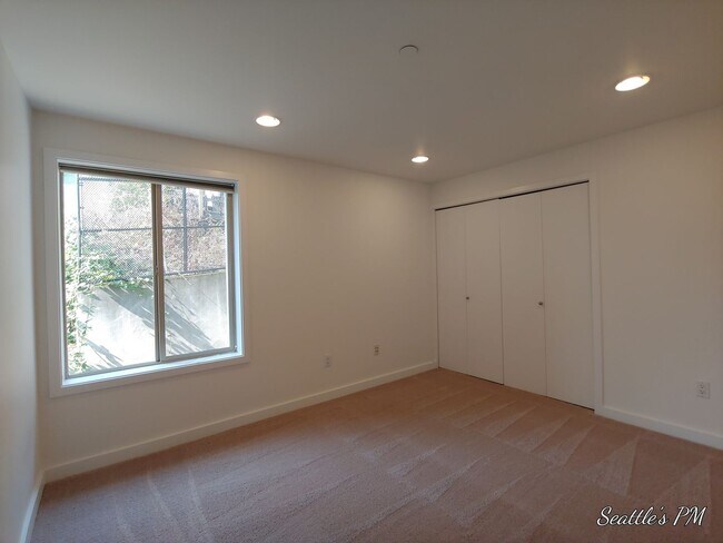 Building Photo - Spectacular 2 bedroom 2 bath in Lower Quee...