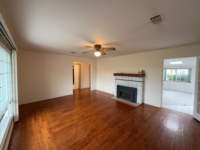 Building Photo - 4029 Walnut Dr