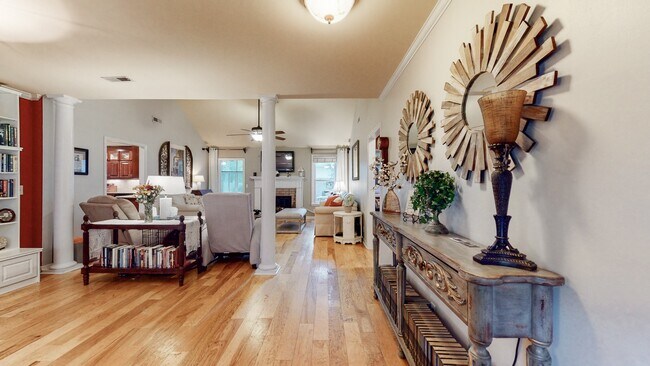 Building Photo - 617 Sugartree Ln
