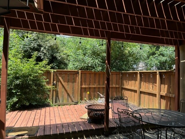Relaxing backyard. Back gate leads to trail that is a 2 minute walk to the beach. - 3913 Whooping Crane Cir