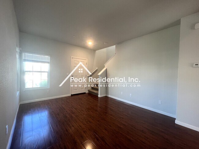 Foto del edificio - Newer 3bd/2.5 ba Home with 1 Car Garage in Gated Community