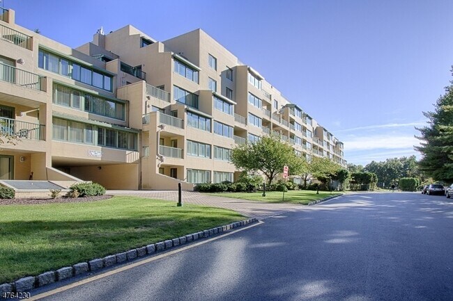 Building Photo - 1000 Gates Ct