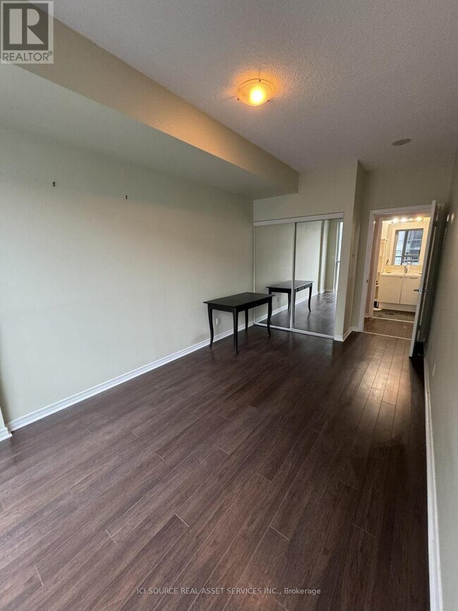 Photo du bâtiment - 352 Front St W