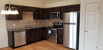 Building Photo - 1311 W Pointe Pl