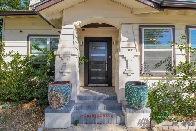 Building Photo - 931 W Gramercy Pl