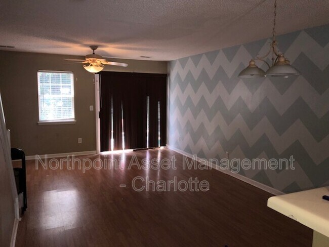 Building Photo - 10728 Holly Ridge Blvd